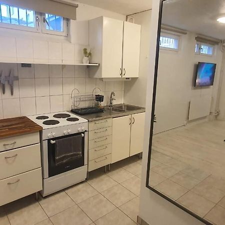Beautiful Basement Apartment, Very Private And Close To The Metro Stockholm Exterior foto