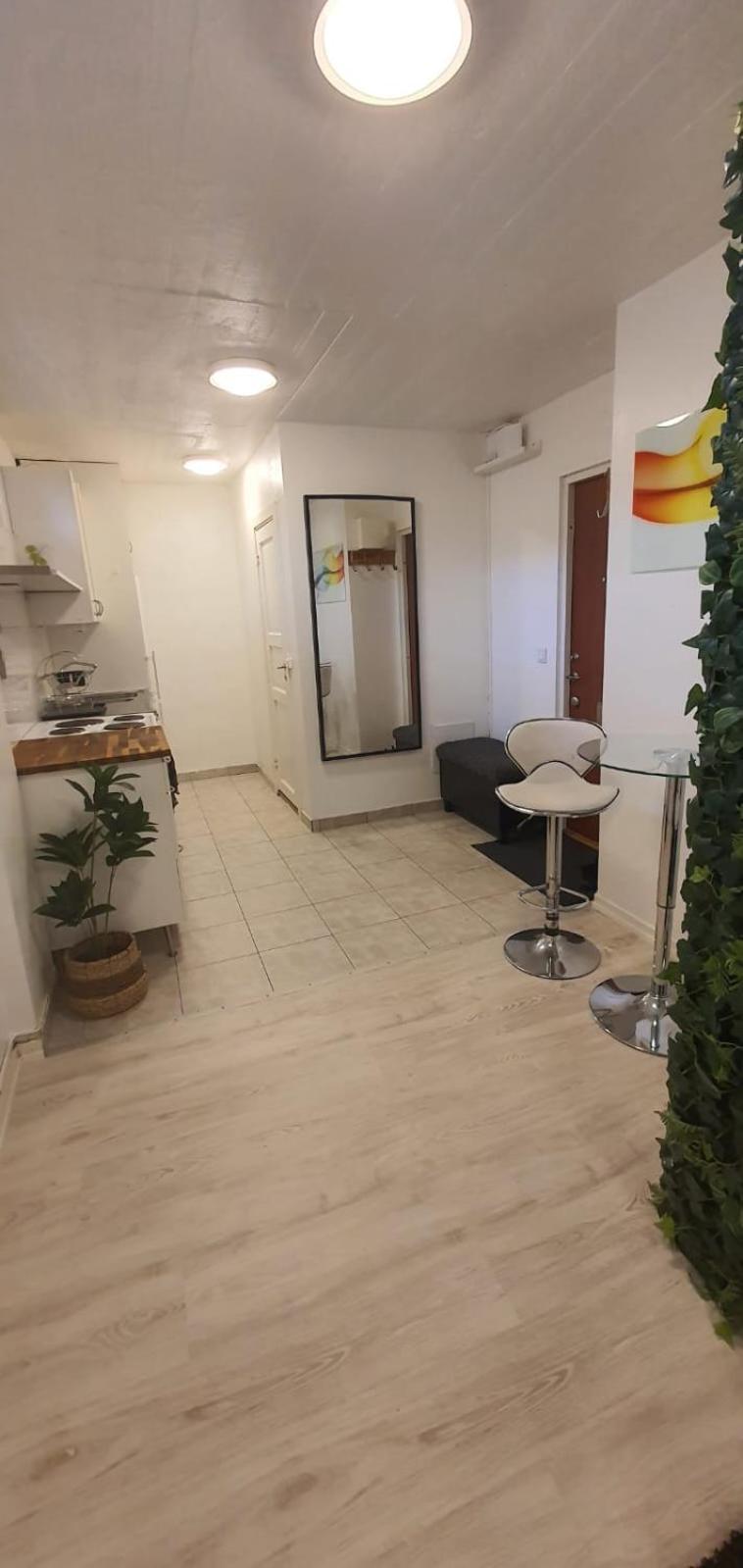 Beautiful Basement Apartment, Very Private And Close To The Metro Stockholm Exterior foto