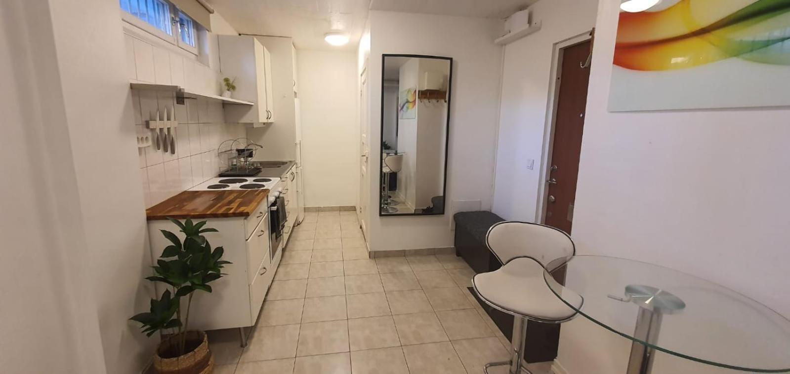 Beautiful Basement Apartment, Very Private And Close To The Metro Stockholm Exterior foto