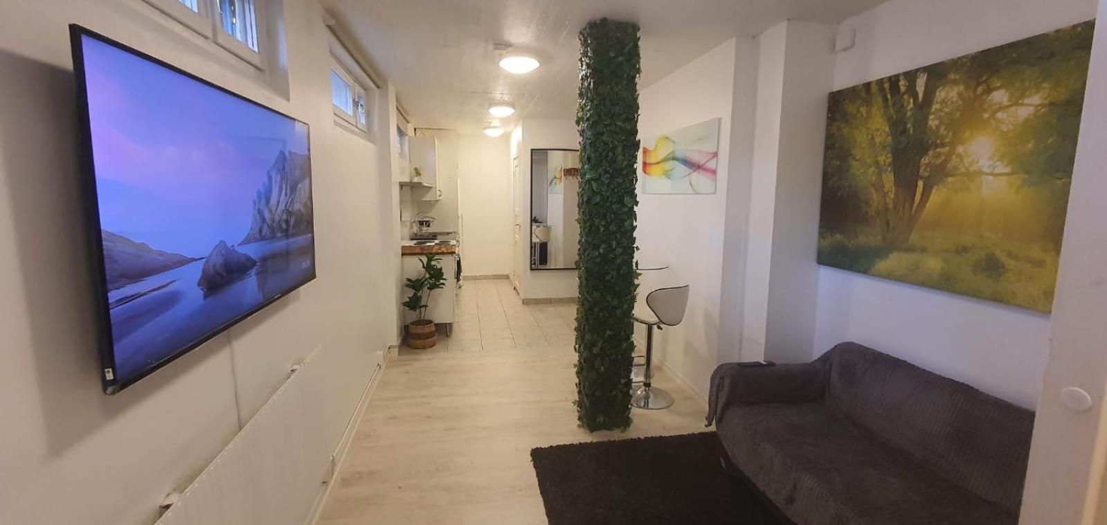 Beautiful Basement Apartment, Very Private And Close To The Metro Stockholm Exterior foto